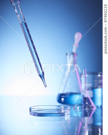 有燒杯和滴管的科學實驗室 97460219