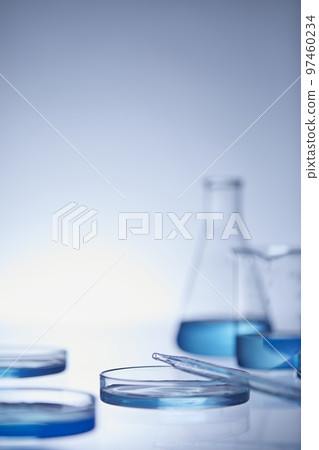 有燒杯和滴管的科學實驗室 97460234