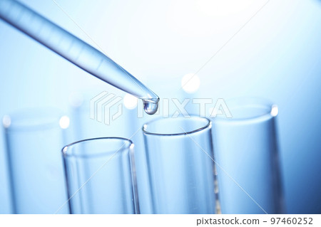 有燒杯和滴管的科學實驗室 97460252