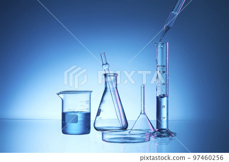 有燒杯和滴管的科學實驗室 97460256