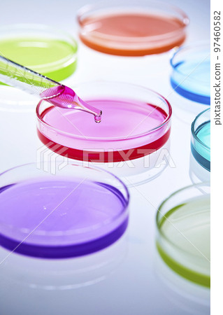 有燒杯和滴管的科學實驗室 有燒杯和滴管的科學實驗室 97460582