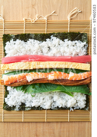 Ehomaki 成分（金槍魚、煎蛋捲、黃瓜、紫蘇、煮星鰻、蝦。 97460583