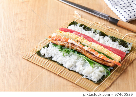 Ehomaki 成分（金槍魚、煎蛋捲、黃瓜、紫蘇、煮星鰻、蝦。 97460589