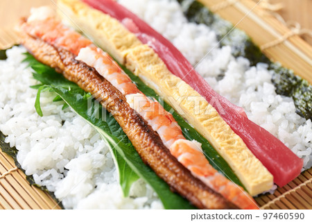 Ehomaki 成分（金槍魚、煎蛋捲、黃瓜、紫蘇、煮星鰻、蝦。 97460590