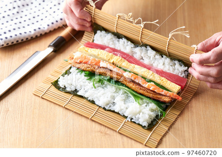 Ehomaki卷(材料有金槍魚、煎蛋捲、黃瓜、紫蘇、水煮星鰻、蝦。 Ehomaki卷(材料有金槍魚、煎蛋捲、黃瓜、紫蘇、水煮星鰻、蝦。 97460720