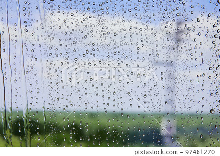 在窗口之外的風景在雨天 97461270