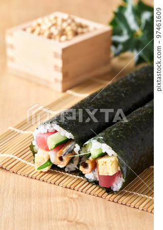 Ehomaki rolls arranged on a bamboo screen (材料:金槍魚、煮星鰻、黃瓜、蛋捲、紫蘇、蝦。) Ehomaki rolls arranged on a bamboo screen (材料:金槍魚、煮星鰻、黃瓜、蛋捲、紫蘇、蝦。) 97461609
