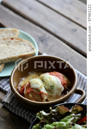 富含蔬菜的健康餐，包括高麗菜捲和黑麥麵包 97463121