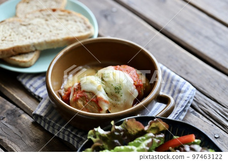 富含蔬菜的健康餐，包括高麗菜捲和黑麥麵包 97463122