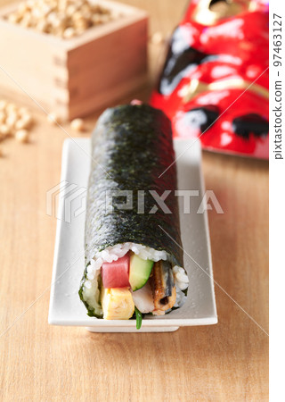 Eho-maki 盛在盤子裡(原料:金槍魚、煮星鰻、黃瓜、煎蛋捲、紫蘇、蝦。) Eho-maki 盛在盤子裡(原料:金槍魚、煮星鰻、黃瓜、煎蛋捲、紫蘇、蝦。) 97463127