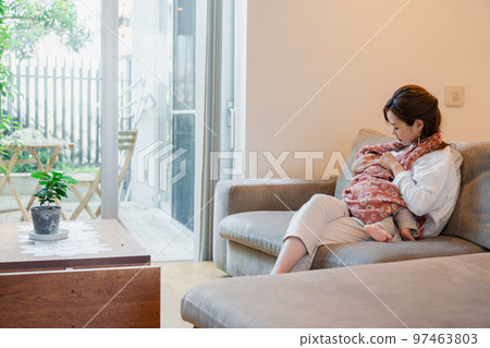 媽媽在沙發上給寶寶餵奶 97463803