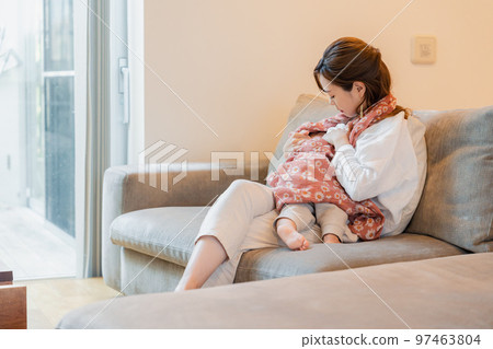 媽媽在沙發上給寶寶餵奶 97463804