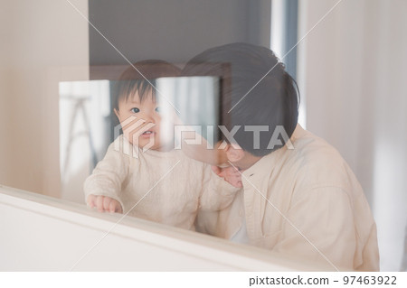 寶寶和爸爸一起看窗外 寶寶和爸爸一起看窗外 97463922