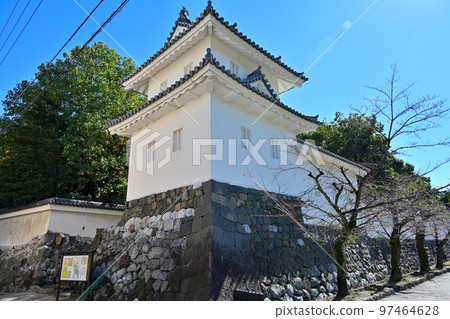 陽光明媚的美濃省大垣城的城堡塔和石牆 97464628