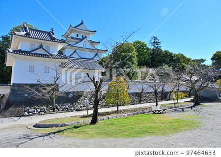 陽光明媚的美濃省大垣城的城堡塔和石牆 97464633