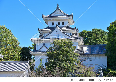 The castle tower and stone walls of Ogaki Castle in sunny Mino Province 97464652