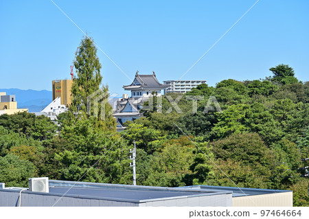 陽光明媚的美濃省大垣城的城堡塔和石牆 97464664