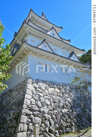 陽光明媚的美濃省大垣城的城堡塔和石牆 97464711