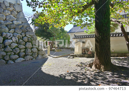 陽光明媚的美濃省大垣城的城堡塔和石牆 陽光明媚的美濃省大垣城的城堡塔和石牆 97464713