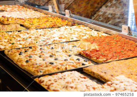 從意大利比薩店出售切好的比薩餅 從意大利比薩店出售切好的比薩餅 97465258
