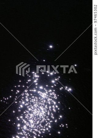 流動的水和陽光的反射十二月 97465302