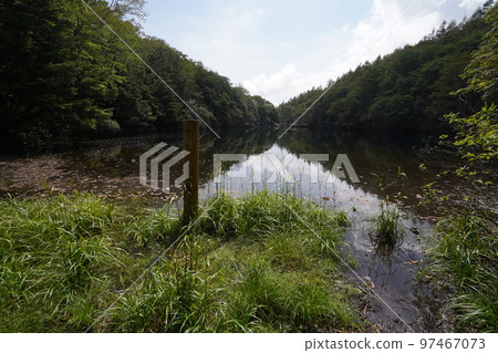 2022 年 9 月 12 日,群馬縣中之條町六鄉區 Chatsubomigoke 公園遠足小徑上的河北池塘 2022 年 9 月 12 日,群馬縣中之條町六鄉區 Chatsubomigoke 公園遠足小徑上的河北池塘 97467073