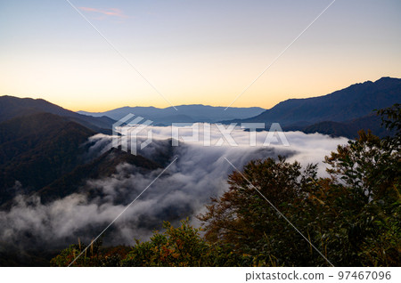 Niigata: Shiori Pass and Takigumo before sunrise 97467096