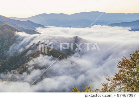 Niigata: Shiori Pass and Takigumo before sunrise 97467097