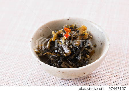 醃米粒盛在小碗裡 醃米粒盛在小碗裡 97467167