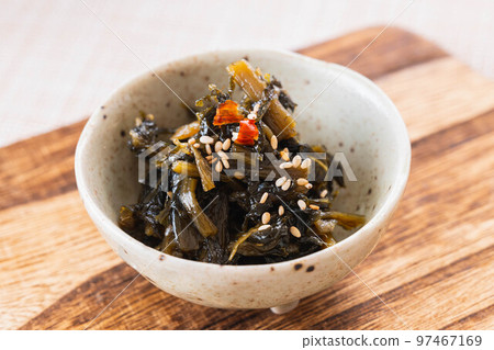 醃米粒盛在小碗裡 醃米粒盛在小碗裡 97467169