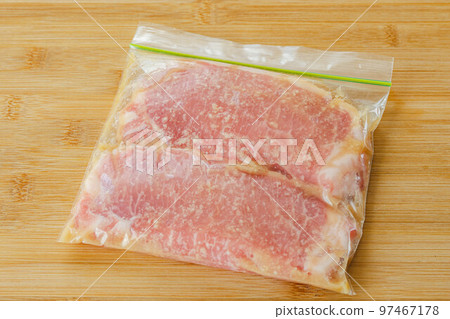 用拉鍊包醃製的豬里脊肉 97467178