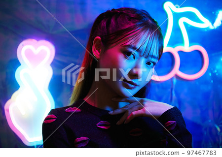 霓虹燈招牌和年輕女子肖像 97467783