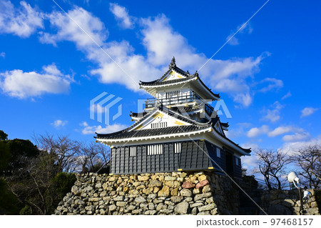 Hamamatsu Castle, the stage of the 2023 NHK Taiga Drama "Dosuru Ieyasu", which shines gold after being redecorated against the clear blue sky and white clouds. Hamamatsu Castle, the stage of the 2023 NHK Taiga Drama "Dosuru Ieyasu", which shines gold after being redecorated against the clear blue sky and white clouds. 97468157