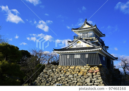 2023年NHK大河劇“Dosuru Ieyasu”的舞台濱松城,在晴朗的藍天白雲中閃耀著金色光芒 2023年NHK大河劇“Dosuru Ieyasu”的舞台濱松城,在晴朗的藍天白雲中閃耀著金色光芒 97468168
