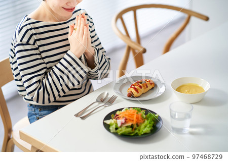 在家裡的餐廳開始用餐的女人 97468729
