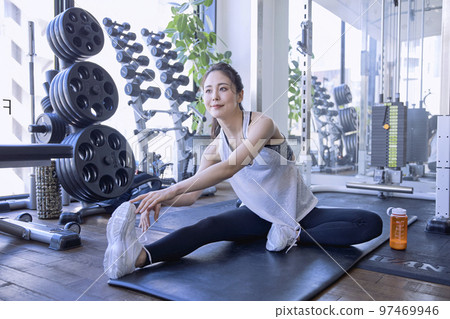 在健身房伸展運動的年輕女子 97469946