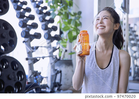 在健身房補水的年輕女子 97470020
