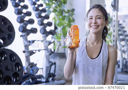在健身房補水的年輕女子 97470021