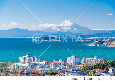 (Kanagawa Prefecture) Enoshima and Mt. Fuji seen over the residential areas of Shonan and Zushi 97470780