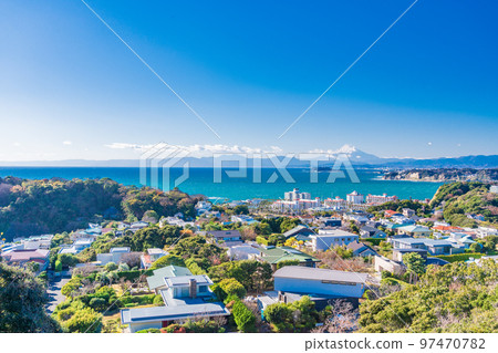 （神奈川縣）在湘南和逗子的住宅區看到江之島和富士山 97470782