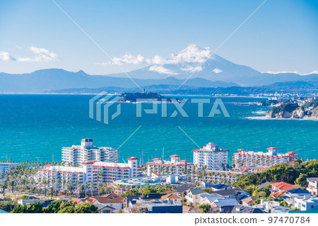 （神奈川縣）在湘南和逗子的住宅區看到江之島和富士山 97470784
