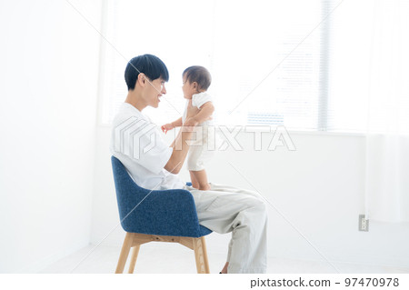 Young dad holding a baby 97470978