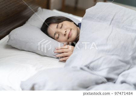 50 多歲的女人睡臉 97471484