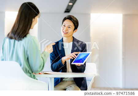 A male staff member serving customers. Photography cooperation "LINK FOREST" 97471586