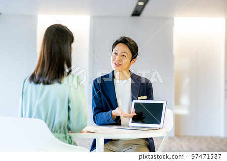 服務顧客的男性工作人員攝影合作《LINK FOREST》 服務顧客的男性工作人員攝影合作《LINK FOREST》 97471587