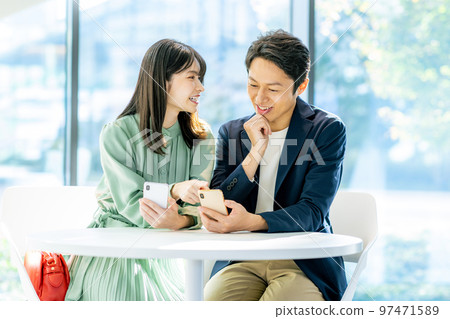 在咖啡廳看智能手機，情侶拍攝合作“LINK FOREST” 97471589