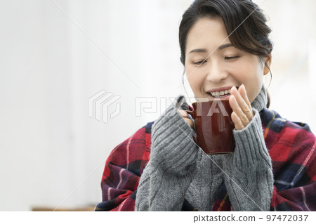 拿著杯子的微笑的 arafif 女人 97472037