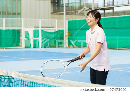 一個女人享受網球 97473001