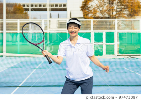 享受網球的中年婦女 享受網球的中年婦女 97473087