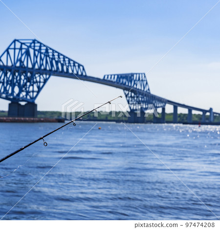 Fishing on the quay of Tokyo Bay [ image of outdoor leisure ] 97474208